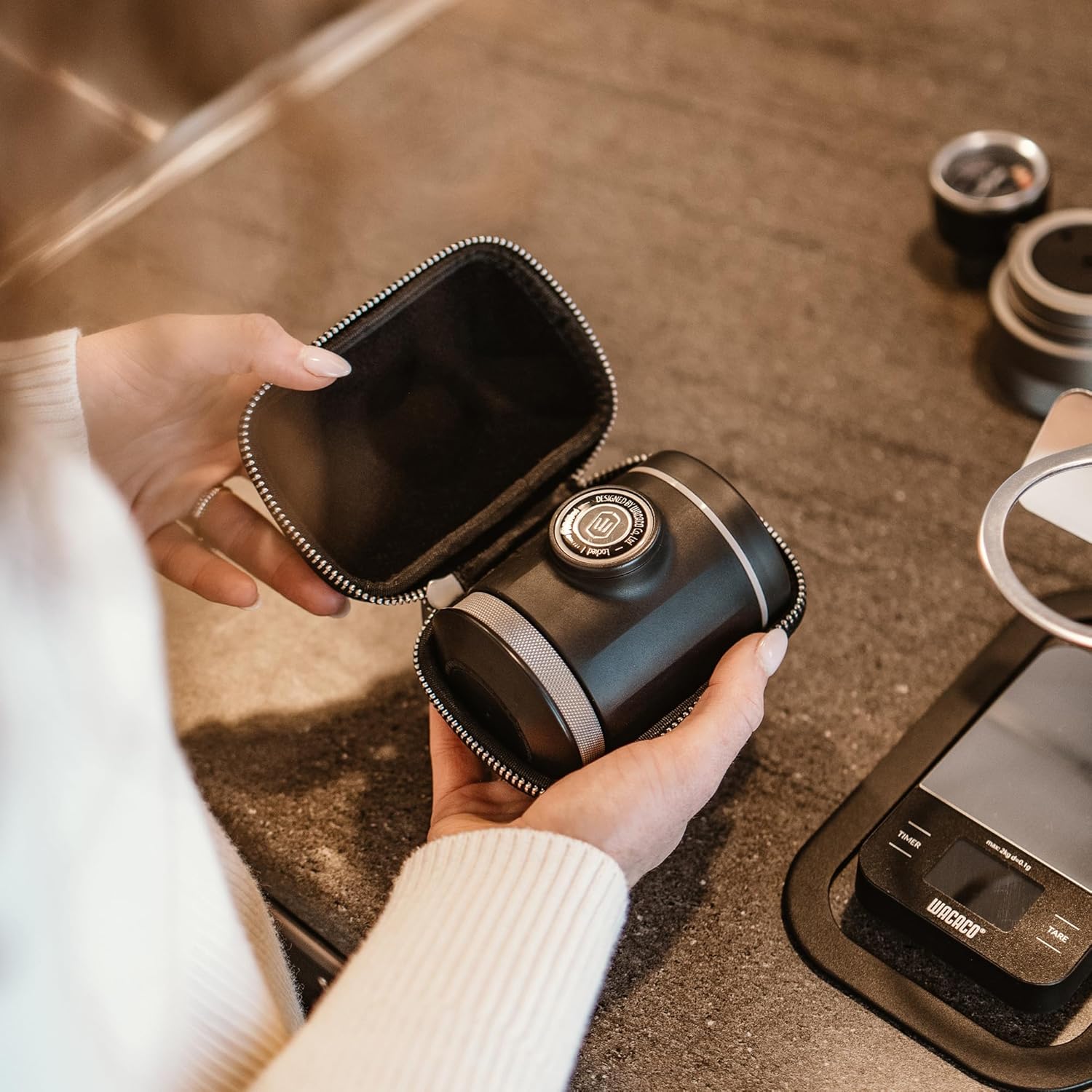WACACO Přenosný kávovar na espresso Picopresso s pouzdrem, profesionální vysoce kvalitní kávovar, kompatibilní s ultra jemně mletou kávou, rýžovou kávu, manuální, šedý